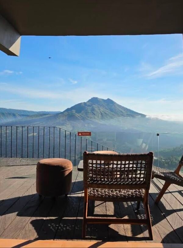 Akasa Cafe with Mount Batur view